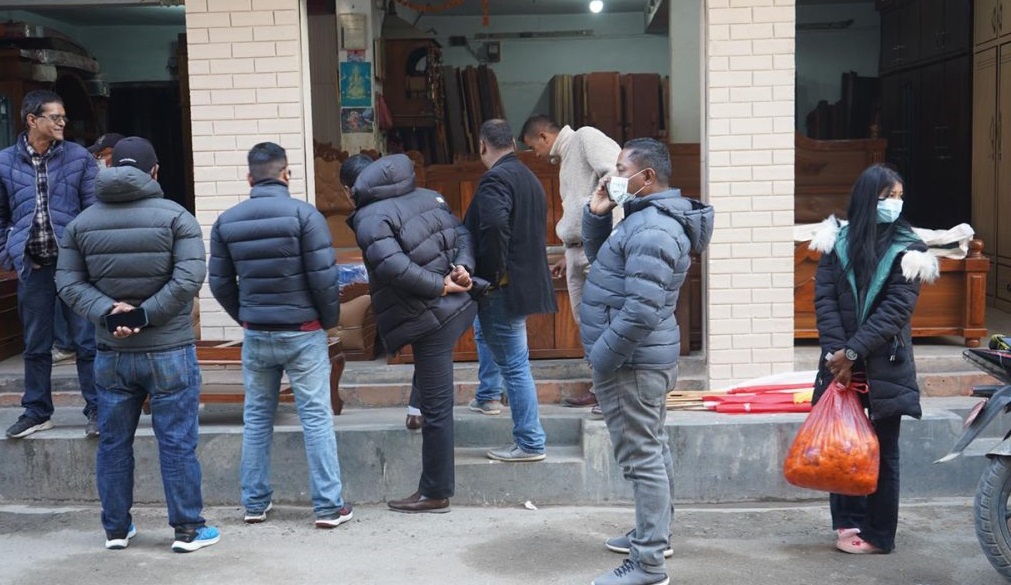 फूलमालासहित डिल्लीबजार कारागार पुगे कार्यकर्ता,रेशम चौधरीलाई स्वागत गर्न भन्दै