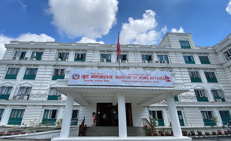 गृह मन्त्रालय :  नियम विपरीत राखिएका निजी सुरक्षाकर्मी ४८ घण्टाभित्र फिर्ता गर्न निर्देशन