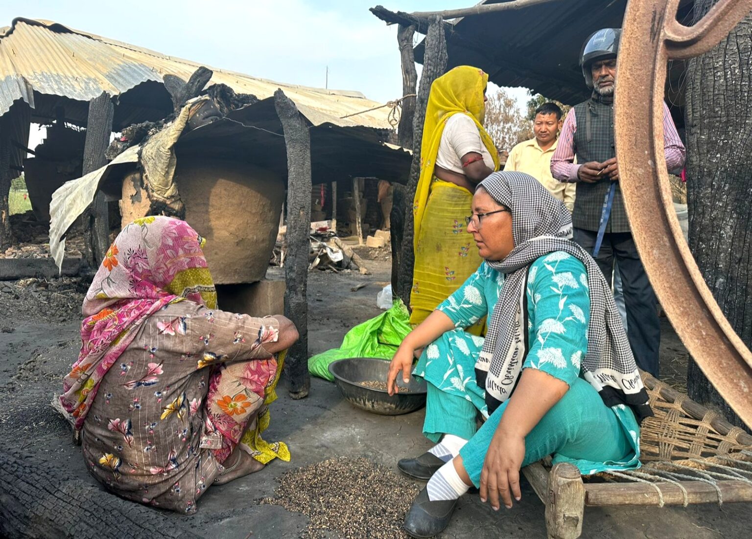 सांसद नमुनाले नरैनापुरका आगलागी पीडित लाई राहतका उपलब्ध गराउने